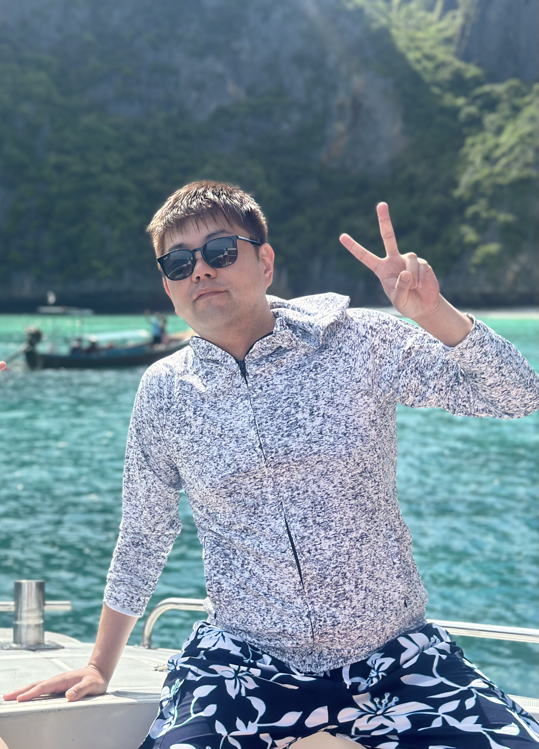 サングラスの男性がピースしている様子