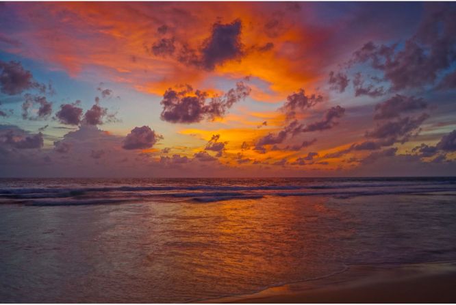 山に囲まれた海がある街の様子
