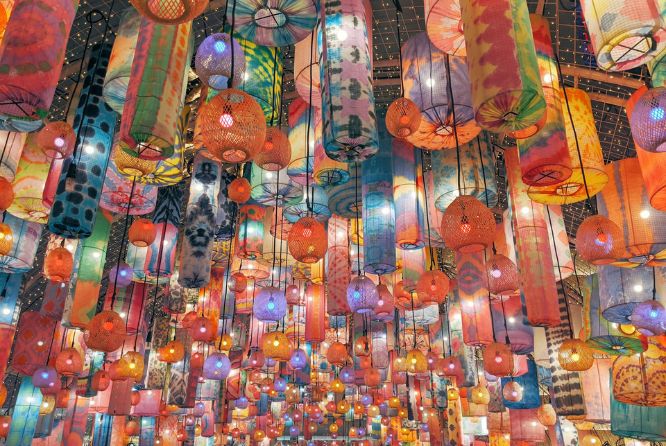 1匹の黄色い魚が泳いでいる様子