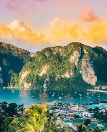 山々に囲まれた海と街の様子