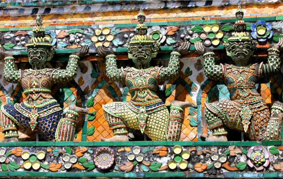 熱帯魚が群れで泳いでいる様子