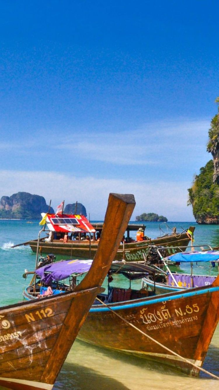 船が砂浜に停泊している様子