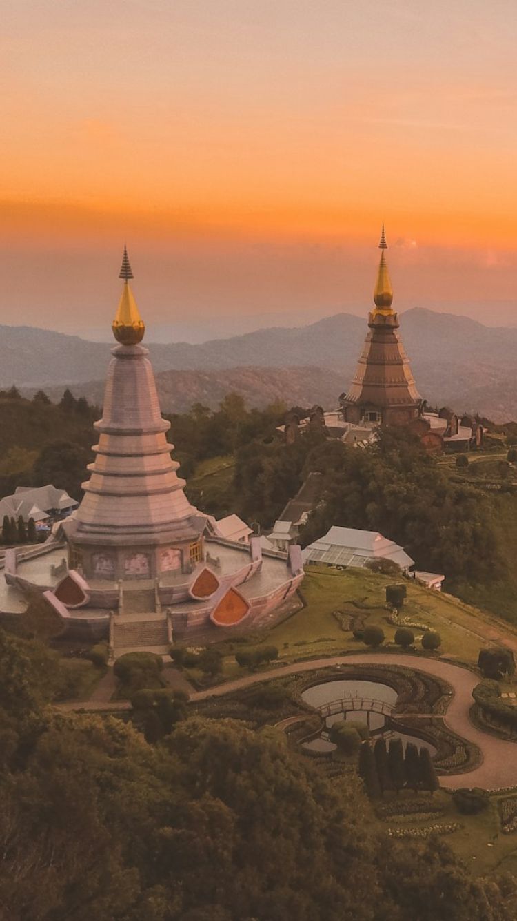 山の上の寺院が夕日で赤く染まっている様子