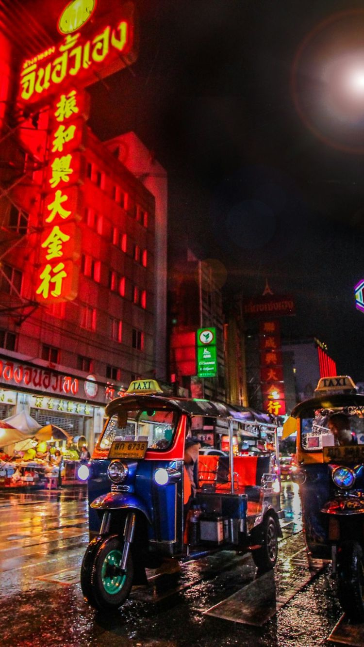 2台のトゥクトゥクがヤワラートのネオンの前に置いてある様子