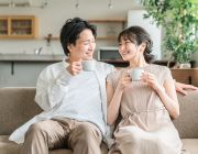 ベージュの帽子を被った笑顔の女性