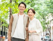 眼鏡をかけた女性と金のネックレスをした女性