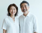 強風で髪の毛を押さえている女性