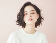 笑顔で白と紺色のボーダーシャツを着た女性