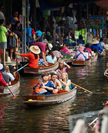 水上マーケットで観光を楽しむ様子
